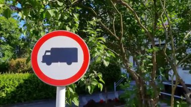 Kamyonet tabelası yok. Trafik işaretleri kamyonların hareket etmesini yasaklıyor. Beyaz kırmızı daire üzerinde yük vagonu. otomatik yükleme yasağı