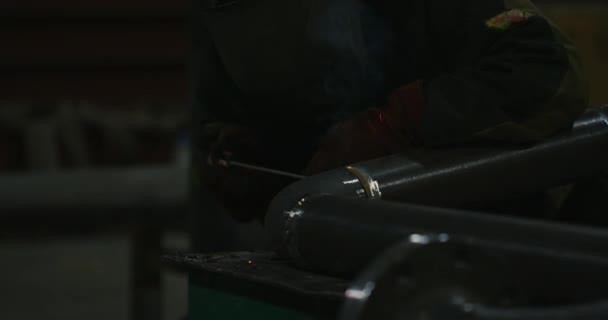 在工厂工作 管道焊接 焊接工程 半自动焊接 气体焊接 慢动作 焊接机在焊接面罩 在工厂的工作服 焊接在工厂的管道 — 图库视频影像