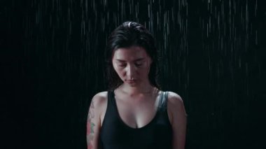 Bir kız ve onun düşen su