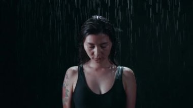 Bir kız portre ve üstüne düşen su