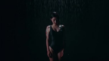 Bir kız ayakta ve üstüne düşen su