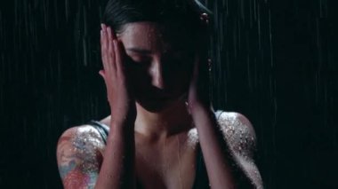 Bir kız üstüne düşen su keyfi