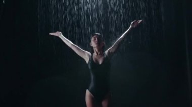 Onun el ve üstüne düşen su yükselterek bir kız