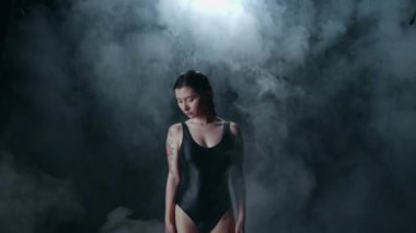 Bir kız elini yağmur ve duman altında yetiştirme