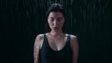 Bir kadın nefes ve üstüne düşen su