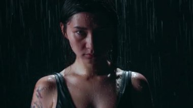 Bir ifade kadın portre ve düşen su