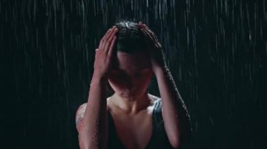Bir kadının üstüne düşen su