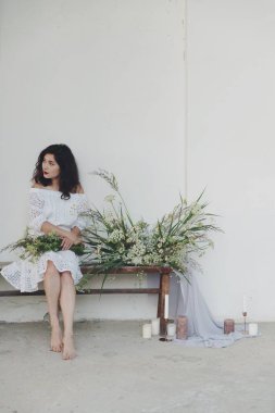 Beyaz duvar alan çiçekli gelin