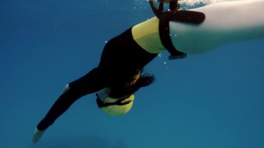 Güzel bir kadın Pasifik Okyanusu'nda dalış ücretsiz