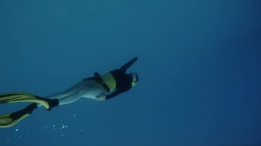 Genç bir kadın ücretsiz derin sualtı dalış