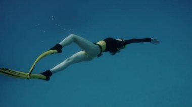 Genç bir kadın ücretsiz sualtı dalış