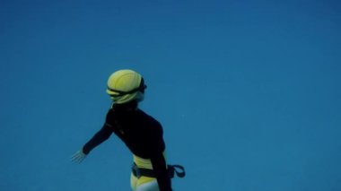 Bir genç kadın özgür dalgıç