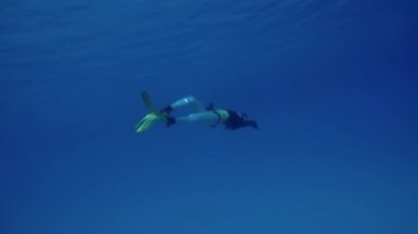 Bir genç kadın özgür dalgıç su altında