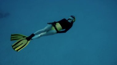 Genç bir kadın dalış ücretsiz