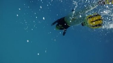 Bir kız ücretsiz Kızıldeniz dalış