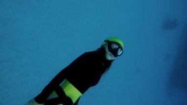 Bir kız ücretsiz Pasifik Okyanusu'nda dalış