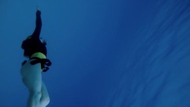 Güzel kadın Pasifik Okyanusu'nda dalış ücretsiz