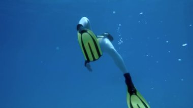 Genç bir kadın derin dalış ücretsiz