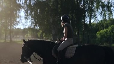 Horseriding güzel kız exersicing