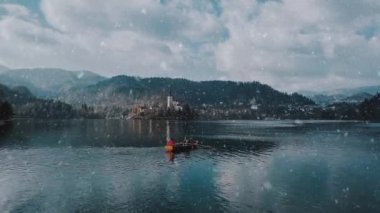 seven çift bir teknede Slovenya lake Bled