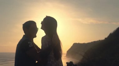 Aşık çift gün batımını görmek için yolda durdu.