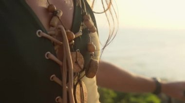 El motosiklet üzerinde günbatımında deniz sahil yolu üzerinde mutlu çiftin