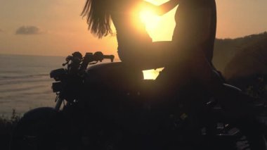 Okyanus tarafından gün batımında yumuşak öpücük