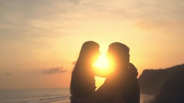 Mutlu bir öpücük kaç motosiklet üzerinde günbatımında deniz sahil yolu üzerinde