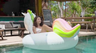 Genç kadın bir Hindistan cevizi meyve içme havuzu