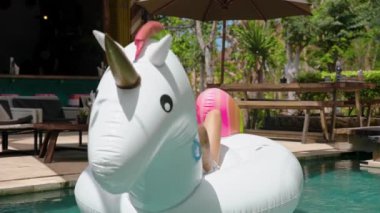 Mutlu kız bir Hindistan cevizi meyve içme havuzu