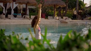 güzel kadın otel yüzme havuzunda rahatlatıcı