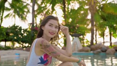 Jakuzi Yüzme Havuzu otelin güzel kız