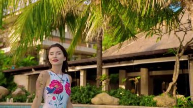 Otelin rahatlatıcı ve telefon kamera için poz kadın