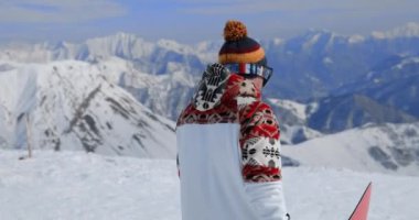 Bir dağın tepesinde yürürken onun snowboard tutan hevesli Snowboarder