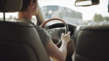 Hipster adam bir araba sürüş