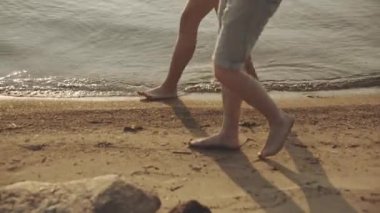 Gün batımında yürüyen aşıklar.