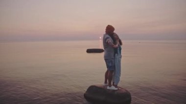 plaj yaz tatilinde sevgi dolu çift