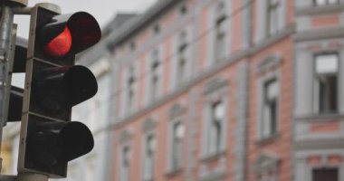 Şehir caddesinde kırmızı trafik ışığı