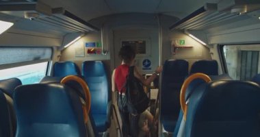 Asyalı kız bir trenden çıkıyor