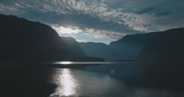 Hallstatt Gölü'ndeki Avusturya alplerinin manzara manzarası