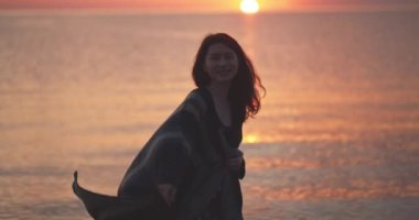 Mutlu Kadın Sahilde Güzel Günbatımının tadını çıkarıyor