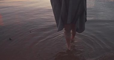 Deniz kenarında gitar çalan adam