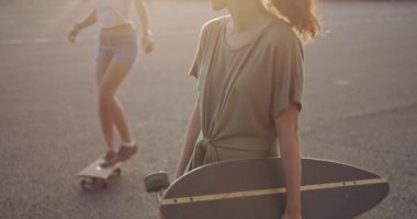 Kız arkadaşına kaykay üzerinde sürmek ve beş vermek