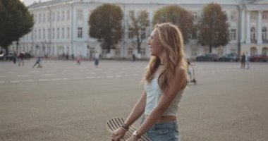 Kaykay ile güzel genç kadın