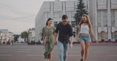 Arkadaşlar kaykay üzerinde eğlenin