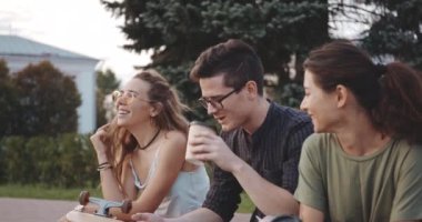 Cep Telefonu Kullanarak Dışarıda Oturan Genç Arkadaşlar