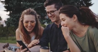 Genç arkadaşlar eğleniyor, gençlik gebe