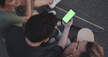 Genç yeşil ekran telefon bakmak