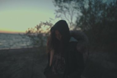 Bir kız şenlik ateşi üzerinde eller ısınma