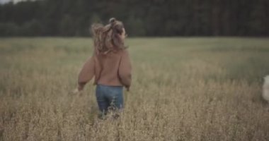 Güzel kadın ve iki sınır collies